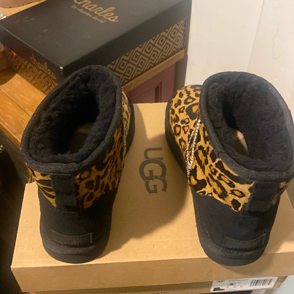 mini leopard uggs size 8 and scarf to match